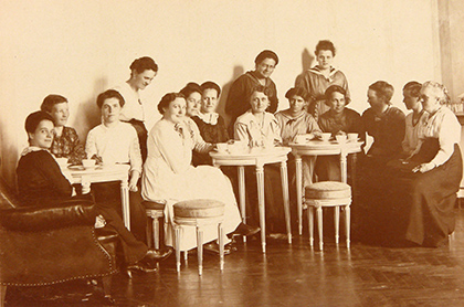 Kaffeepause der weiblichen Abgeordneten der Nationalversammlung in Weimar, Fotografie 1919. Foto:  HMF