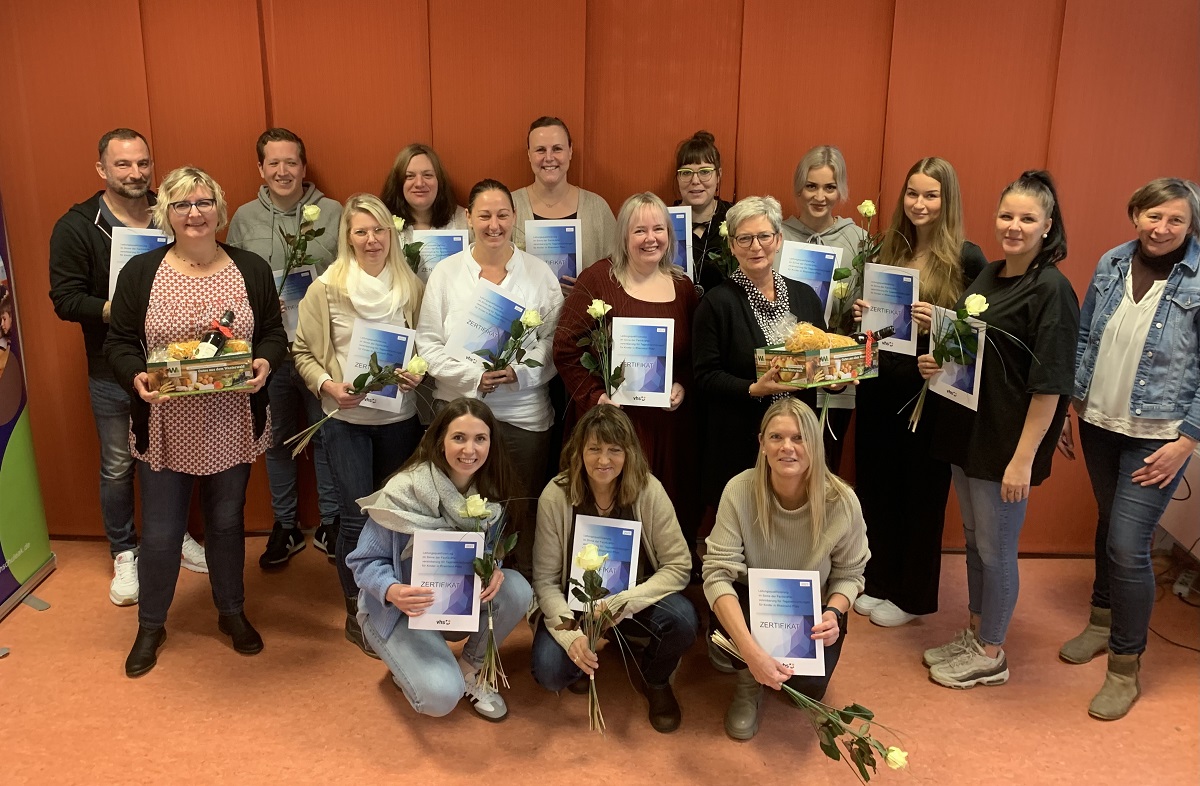 Die Kursleiterinnen Bettina Beyer (stehend, 2. v. l.) und Siglinde Czenkusch (stehend, 5. v. r.) sowie Anja Barth (stehend, rechts) von der Kreisvolkshochschule gratulieren den frisch qualifizierten Fachkrften. (Foto: Bernd Kohnen) 