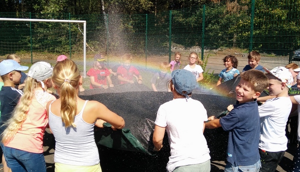 Im Rahmen von Team- und Einzelaufgaben mussten die Kinder Aufgaben lsen. (Foto: Kreisverwaltung Altenkirchen)