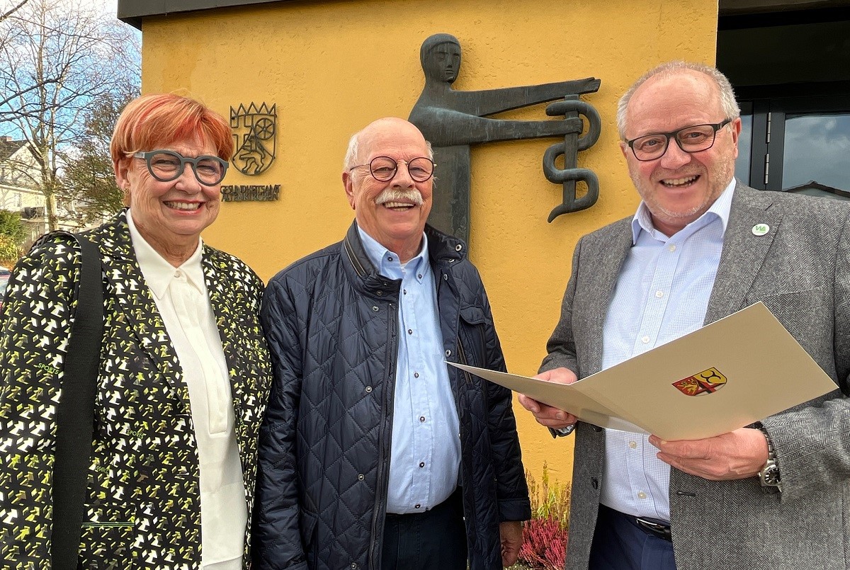 Landrat Dr. Peter Enders (l.) verabschiedete jetzt Harald Pietsch (im Beisein von Ehefrau Heide) als Leitenden Notarzt des Kreises Altenkirchen. (Foto: Kreisverwaltung Altenkirchen)