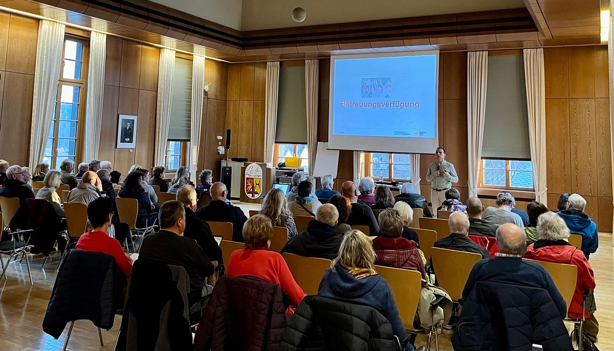 Auf groes Interesse stie jetzt der Vortrag des Kreisseniorenbeirats im Sitzungssaal der Kreisverwaltung Altenkirchen. (Foto: Kreisverwaltung/Agnes Brck)