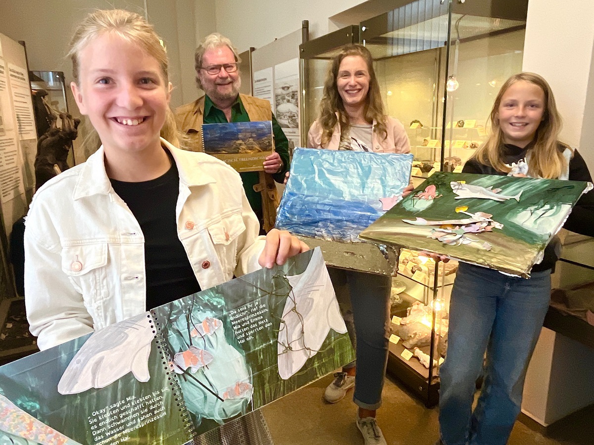 Milou Altmann (l.) hat mit Untersttzung von Schwester Romy und Mama Nadine ihr erstes eigenes Buch herausgegeben. Darber freut sich auch Achim Heinz als Leiter des Kreis-Bergbaumuseums, ist die Geschichte doch anlsslich des jhrlichen Schreibwettbewerbs entstanden. (Foto: Kreisverwaltung/Thorsten Stahl)