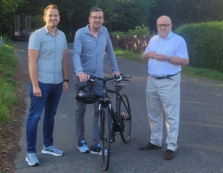 Landrat Dr. Peter Enders (r.) schaute sich jetzt gemeinsam mit Ortsbrgermeister Dennis Kolb (M.) und Marcel Hrter von der Straenverkehrsbehrde die Situation auf dem Radweg an. (Foto: Kreisverwaltung/Jrgen Groe)