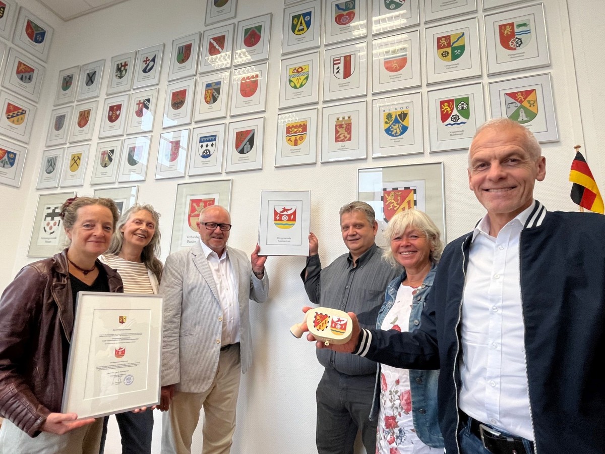 Bei der offiziellen bergabe des Wappens fr die Ortsgemeinde Forstmehren im Wappenzimmer der Kreisverwaltung: Brgermeister Fred Jngerich, Maria Theresia Schmitz, Ortsbrgermeister Steffen Weser, Landrat Dr. Peter Enders, Barbara Stckel und Eva-Maria Kagermann (v.l.). (Foto: Kreisverwaltung/Thorsten Stahl)