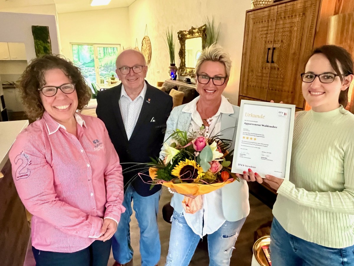 Gratulation zur DTV-Zertifizierung: Angela Metzen von der VG Altenkirchen-Flammersfeld, Rolf Schmidt-Markoski, Erster Beigeordneter der VG Altenkirchen-Flammersfeld, Inhaberin Christa Stelter und Susanna Mokro, Westerwald-Sieg Tourismus. (Foto: Thorsten Stahl, Kreisverwaltung Altenkirchen)