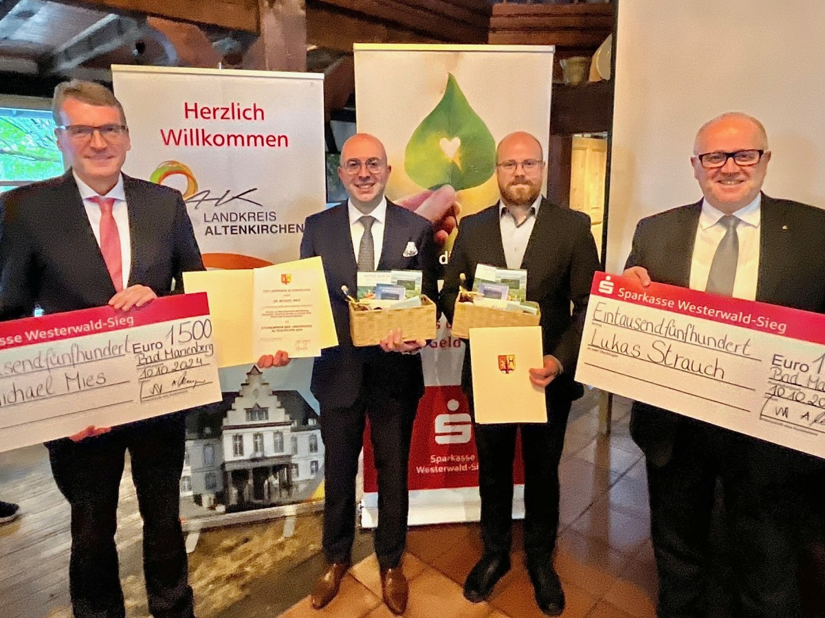 Der Studienpreis des Landkreises Altenkirchen ging in diesem Jahr an Dr. Michael Mies (2.v.l.) und Lukas Strauch (2.v.r.), berreicht wurde er von Landrat Dr. Peter Enders und Sparkassenvorstand Dr. Andreas Reingen. (Foto: Kreisverwaltung/Thorsten Stahl)