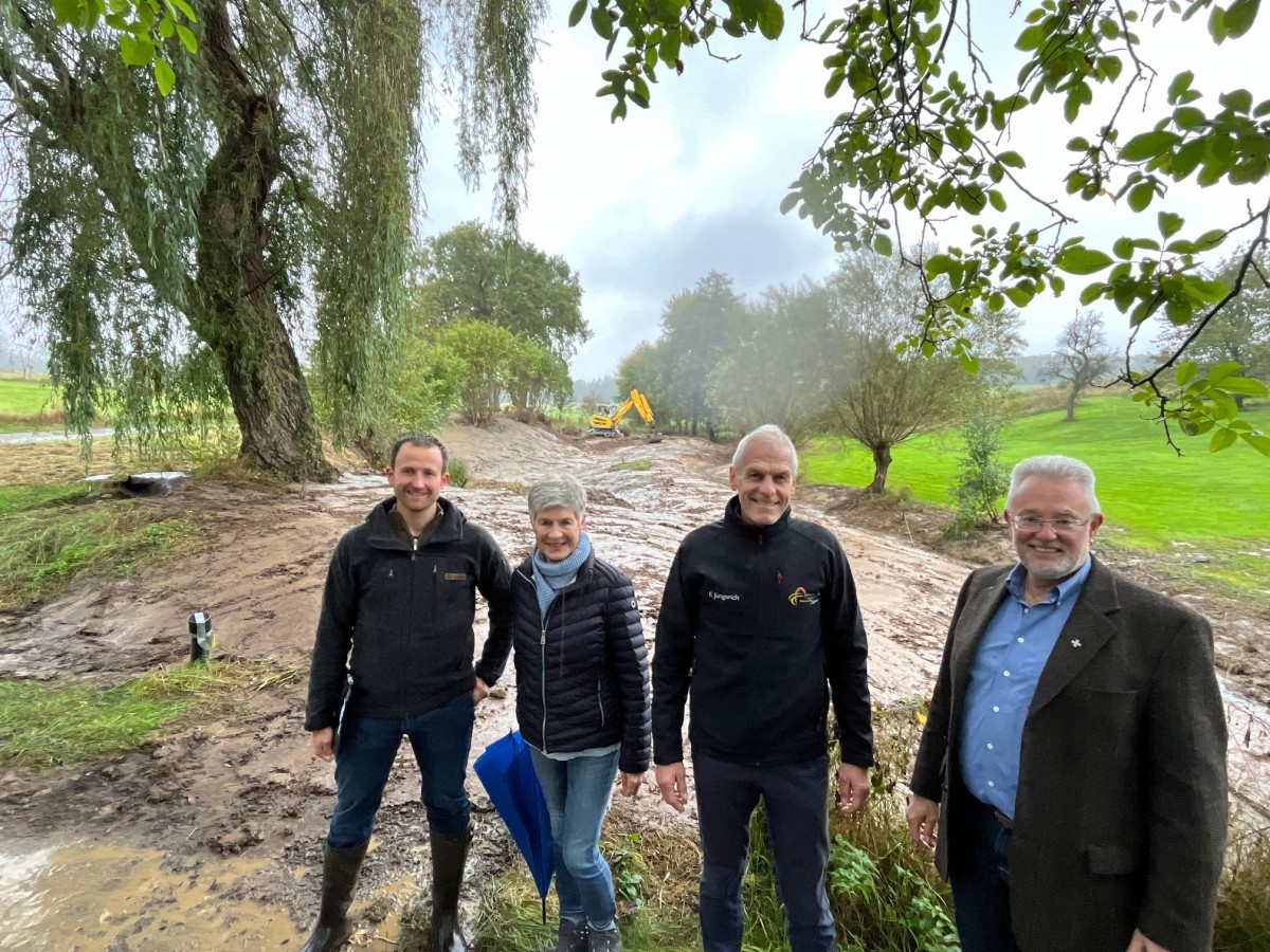 Freuen sich gemeinsam ber die erfolgreiche Umwandlung des ehemaligen Brandweihers in Hilgenroth im Sinne des Naturschutzes (v.r.): Michael Rttger, Fred Jngerich, Monika Otterbach und Christian Heidtmann. (Foto: Kreisverwaltung/Thorsten Stahl )

