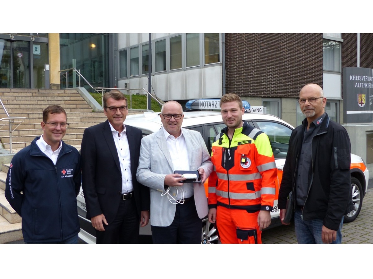 bergabe des mobilen Ultraschallgerts: DRK-Kreisgeschftsfhrer, Marcell Brenner, Dr. Andres Reingen, Vorstandsvorsitzender der Sparkasse Westerwald-Sieg, Landrat Dr. Peter Enders, Jan-Marc Heuten, stellvertretender Leiter der Rettungswache Altenkirchen, und Mike Matuschewski, Leiter des Rettungsdienstes. (Foto: Andreas Schultheis/Kreisverwaltung)