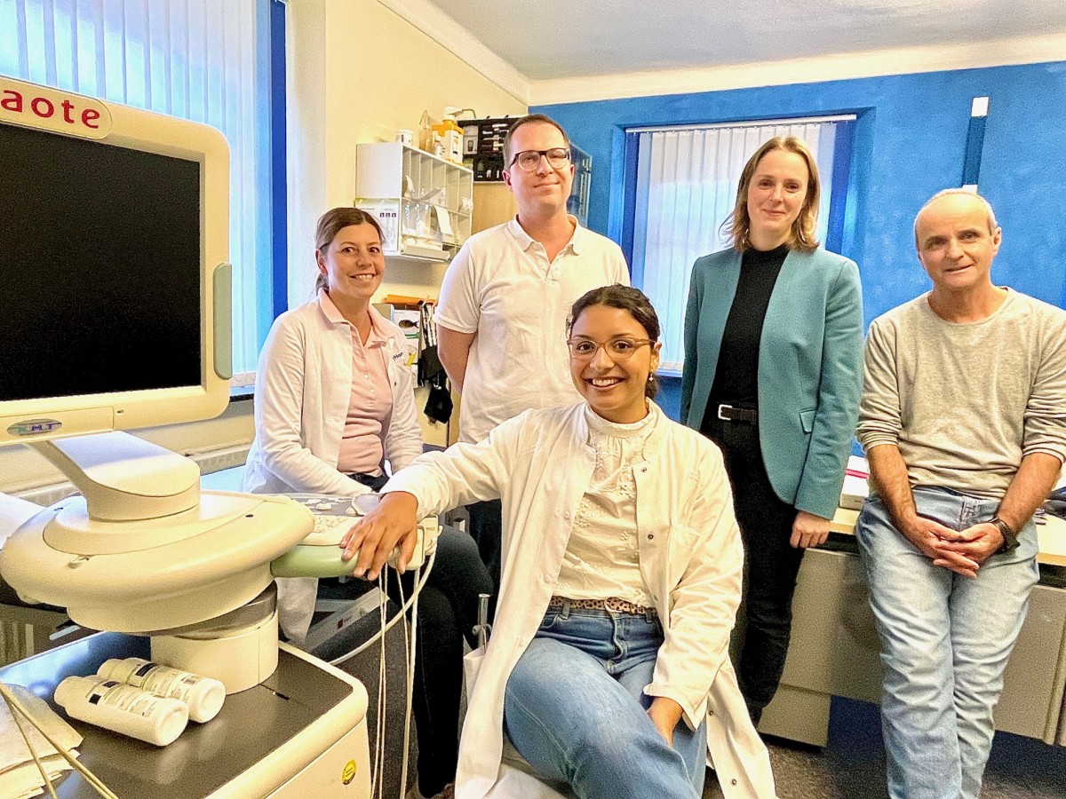 Medizinstudentin Dolores Korndijk (vorne) hospitiert derzeit im Rahmen eines Praktischen Jahres in der Gebhardshainer Gemeinschaftspraxis; mit im Bild (v.l.): Dr. Isabelle Hornburg, Dr. Erik Becker (beide Gemeinschaftspraxis), Jennifer Siebert (Kreisverwaltung) und Prof. Dr. Veit Braun. (Foto: Kreisverwaltung/Thorsten Stahl)