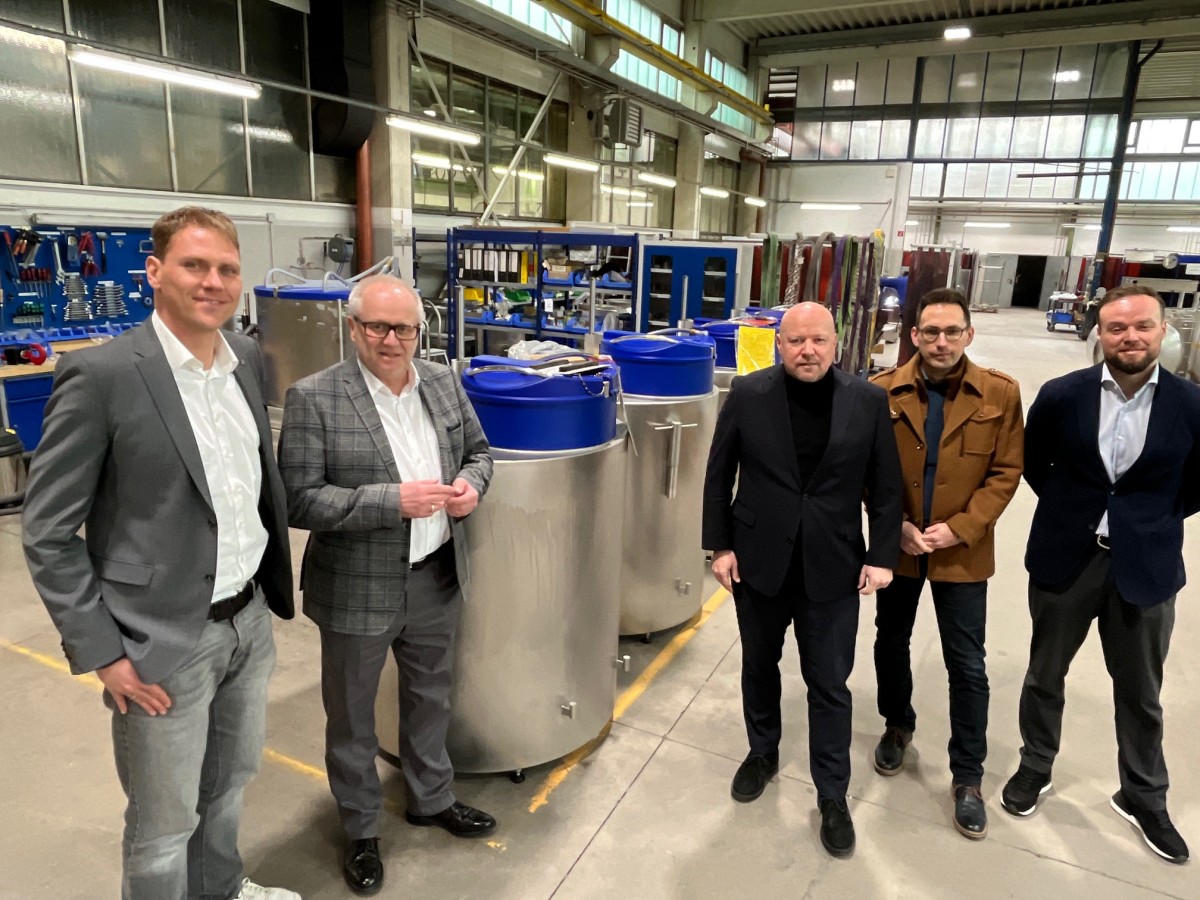 Zu Besuch bei der Firma Cryotherm waren Lars Kober, Wirtschaftsfrderung Kreis Altenkirchen, Landrat Dr. Peter Enders, Geschfsfhrer Peter Siara, Tim Kraft, Wirtschaftsfrderung VG Kirchen, und der stellvertretende Geschftsfhrer Kilian Siara. (Foto: Kreisverwaltung / Thorsten Stahl)