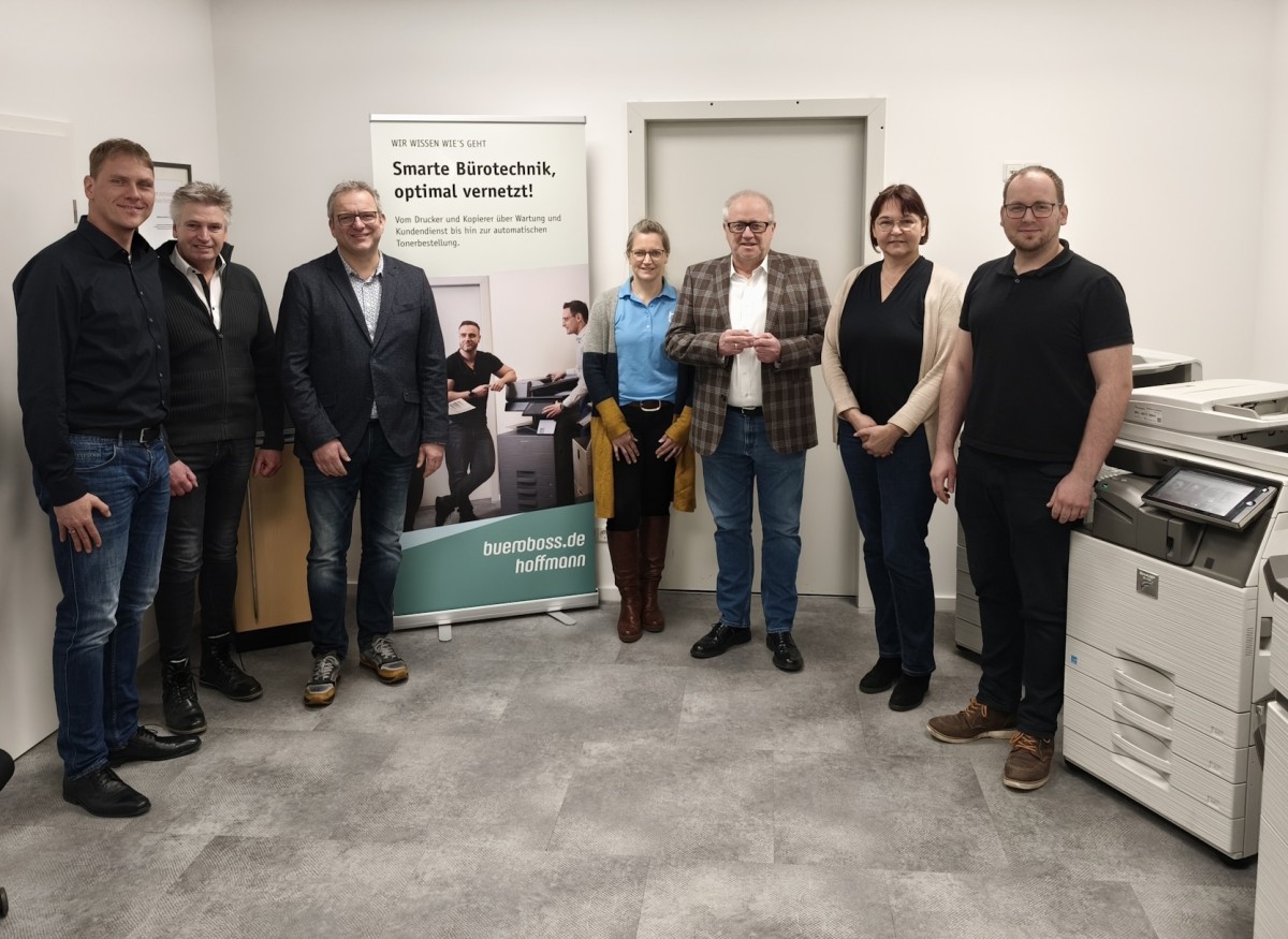 Britta Bay (zweite von rechts) und Joshua Krombach (rechts) boten der Besuchergruppe um Landrat Dr. Peter Enders (Mitte) einen Einblick ins Unternehmen. Mit im Bild die Wirtschaftsfrderer Lars Kober und Markus Rdder, Brgermeister Berno Neuhoff und Katharina Dtzer (Bueroboss/Hoffmann). (Foto: Petra Spriestersbach)