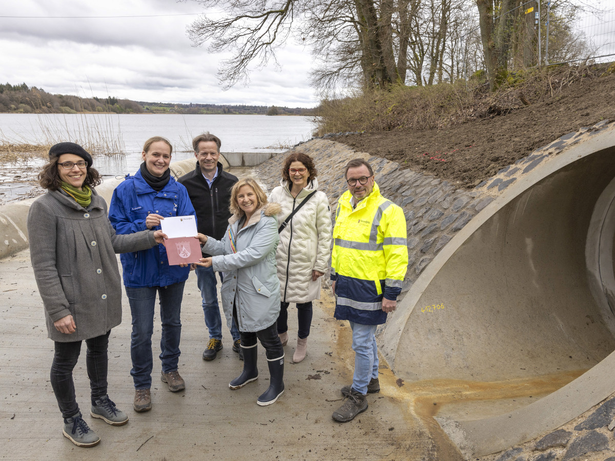 Landesumweltministerin Katrin Eder bergibt den Frderbescheid an Cosima Lindemann (Vorsitzende der NABU-Stiftung Nationales Naturerbe). (Foto: Rder-Moldenhauer)
