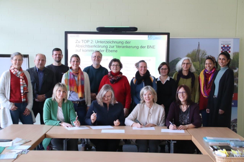 Unterzeichner vorne, von links nach rechts: Stefanie van Eckeren (Kita unterm Regenbogen Familienzentrum), Dr. Stefanie Lamsfu-Schenk (stdt. Siebengebirgsgymnasium), Annette Steger (Brgerstiftung Bad Honnef) und Lybie Hund (Verbundschule Drachenfelsschule). Foto: Stadt Bad Honnef 