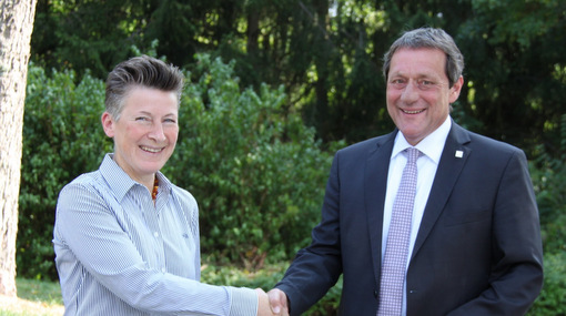 Landrat Achim Schwickert fhrt die neue Leiterin der Kreismusikschule Westerwald, Rachel Bche, in ihr Amt ein. (Foto: Pressestelle des Westerwaldkreises)