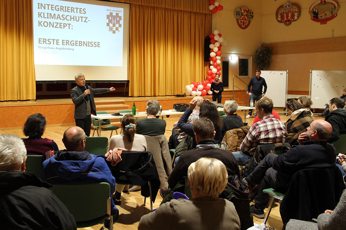 Brgermeister Otto Neuhoff dankte den Teilnehmenden der Vorstellung des Zwischenberichtes fr das Interesse am aktiven Klimaschutz und ordnete das Ergebnis des Zwischenberichtes ein. Foto: Stadt Bad Honnef