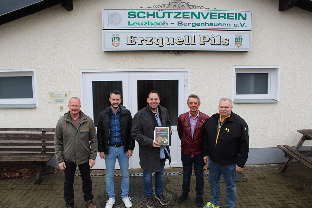 Bild: von links nach rechts: Guido Bing (Vorsitzender), Alexander Roth (2. Vorsitzender), Sven Hellinghausen, Achim John (Schtzenknig), Rdiger Flemmer (Vorsitzender des Festausschusses)