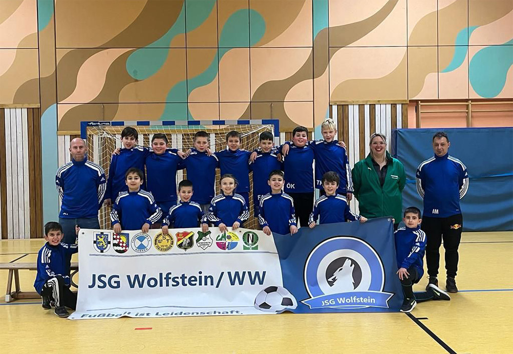 Die Kinder der E3-Mannschaft lieen sich mit Ihren neuen Trainingstops fotografieren. Mit auf dem Foto JSG-Trainer Steffen Leicher (links), Helena Hrter (2. von rechts, Provinzial Versicherungsagentur) und Andre Meier, JSG-Trainer (rechts). Foto: Pr