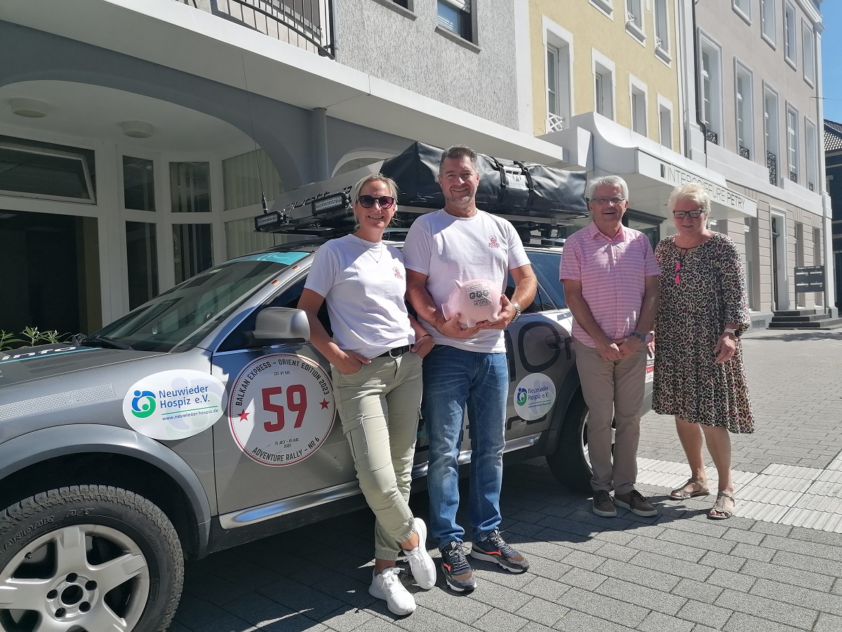 Von links: Andrea und Christoph Kluth, Hans-Peter Knossalla und Beate Christ bei der Spendenbergabe. (Foto: Beate Christ)