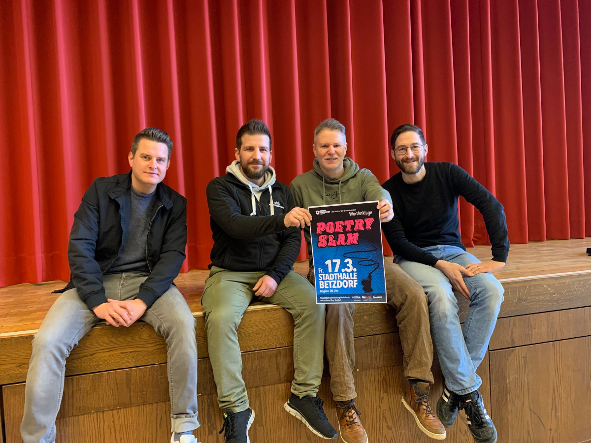 Benjamin Geldsetzer, Karl Kroliczek, Mario el Toro und Christoph Weller kndigten im Dezember den zweiten Betzdorfer Poetry Slam an.
(Foto Jennifer Patt)