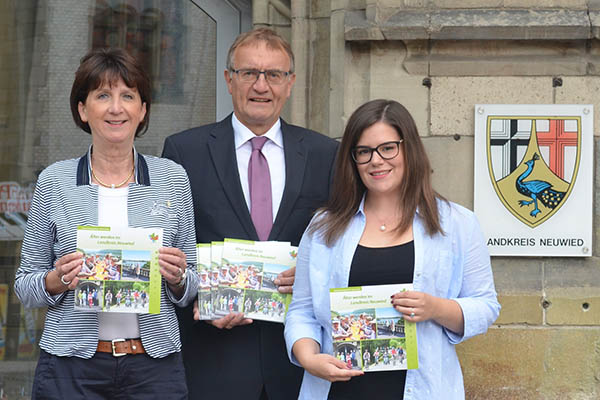 Von links: Sozialdezernentin des Kreises Neuwied, Hildegard Person-Fensch, Landrat Rainer Kaul und Seniorenbeauftragte des Kreises Neuwied, Carina Breler. Foto: Kreisverwaltung