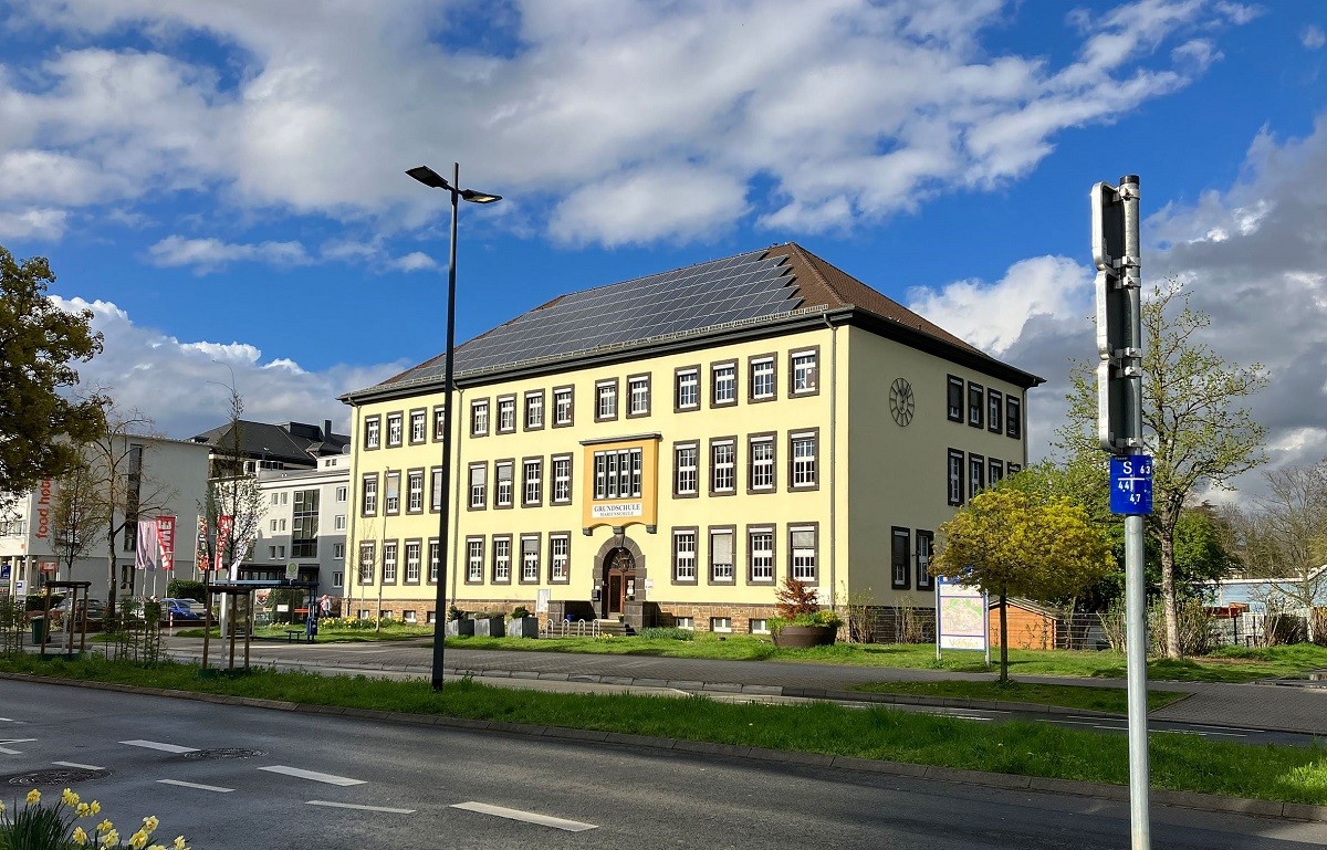 Auf dem Dach der Grundschule Marienschule ist bereits eine PV-Anlage installiert. (Foto: Stadt Neuwied/Nadine Schneberg)