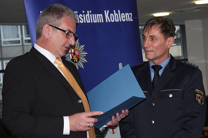 v.l. Polizeiprsident Karlheinz Maron bergibt Polizeihauptkommissar das Zeugnis zur Amtseinfhrung Foto: jkh