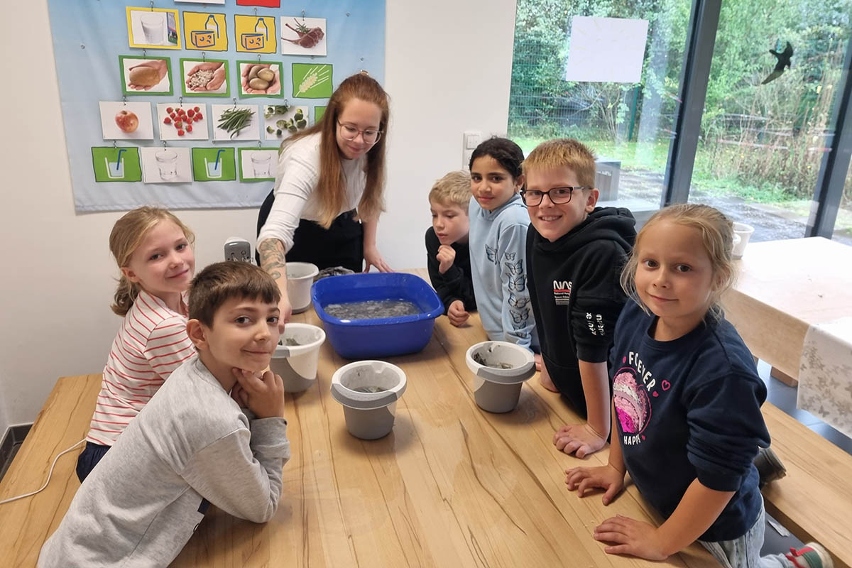 Beim Papierschpfen konnten die Kinder lernen, wie aus Altpapier neues Papier hergestellt wird. Foto: Andrea Berkholz