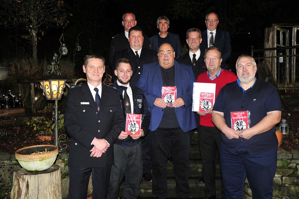 Alle anwesenden stellten sich zum Gruppenbild. Vorne (v.li.) Volker Hain, Jonas Boketta, Bernd Czarnetzki, Wolfgang Herrmann und Her Jahnke (TMD). (Fotos: kk)