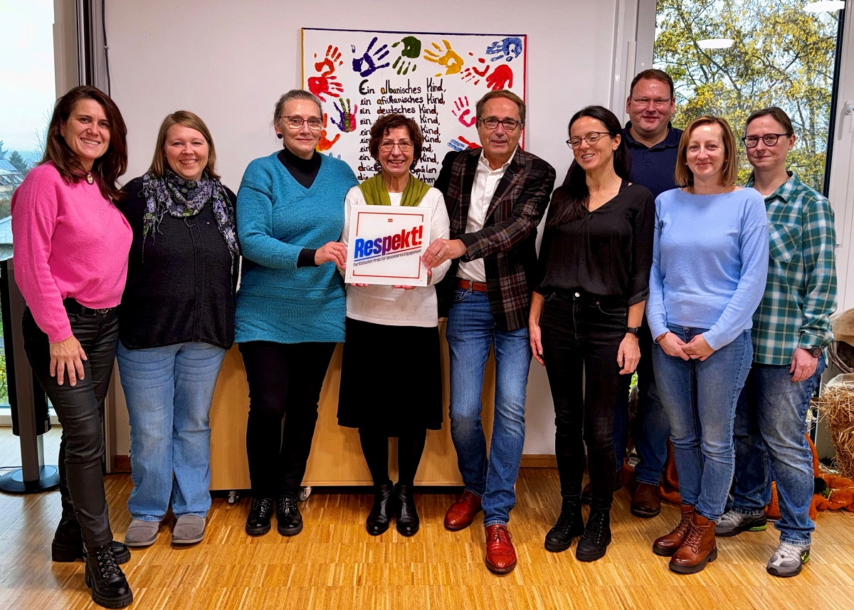 Die Vertreter beider Zentren mit dem Respekt-Preis, von links nach rechts: Aneta Zarezki, Michaela Biefel, Elzbieta Sobolewska, Wladyslawa Hepner, Thomas Vo, Alicja Borowiecka, Martin Hansch, Sabina Grzonka, Sandra Schunk (Foto: Linda Otten)