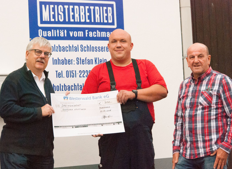 (v.l.) Wolfgang Runkel, Stefan Klein und Jrgen Eisenhuth bei der Scheckbergabe der Holzbachtal-Schlosserei. Foto: Privat