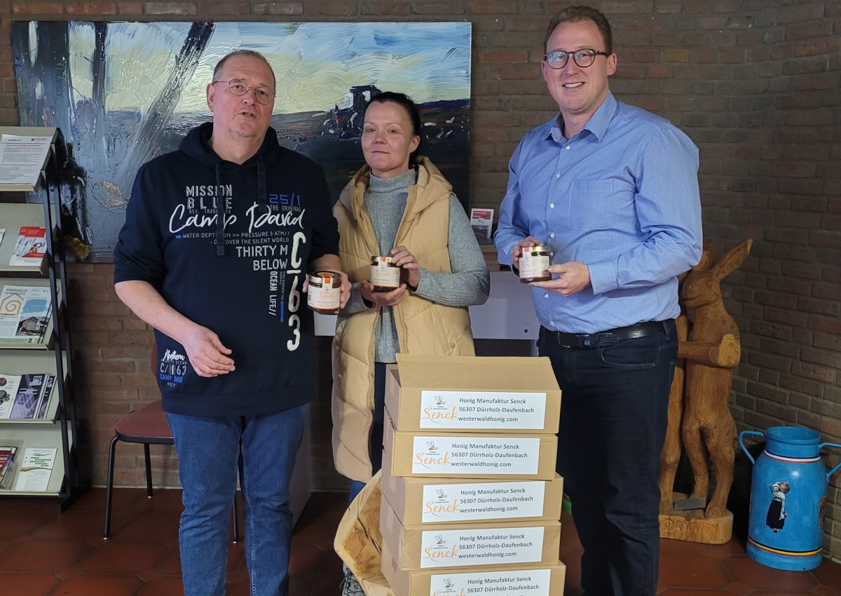 Arne und Alexandra Senck bergaben 65 Glser Honig an Philipp Rasbach (rechts) als Vertreter der Tafel Puderbach-Dierdorf. (Foto: Privat)