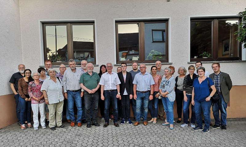 Volker Mendel (1. Reihe, 5.v.l) nach seiner Nominierung im Kreis der SPD-Mitglieder. Foto: SPD Puderbach