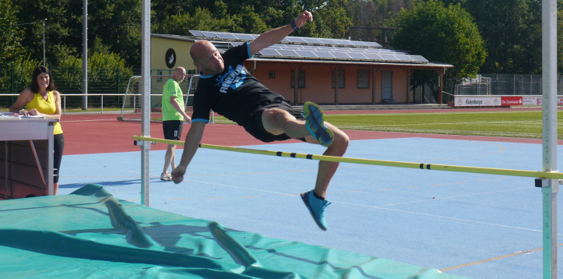 Gerd Scholze beim Hochsprung. Foto: Lauftreff Puderbach
