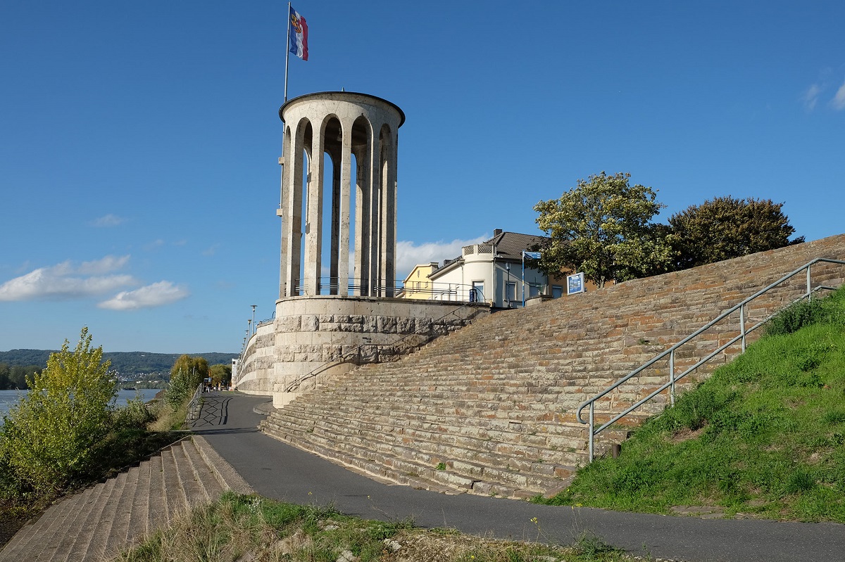 Die zweite Etappe des Spaziergangs auf dem Deichweg endet am Pegelturm. (Foto: Stadt Neuwied / Melanie Lange)