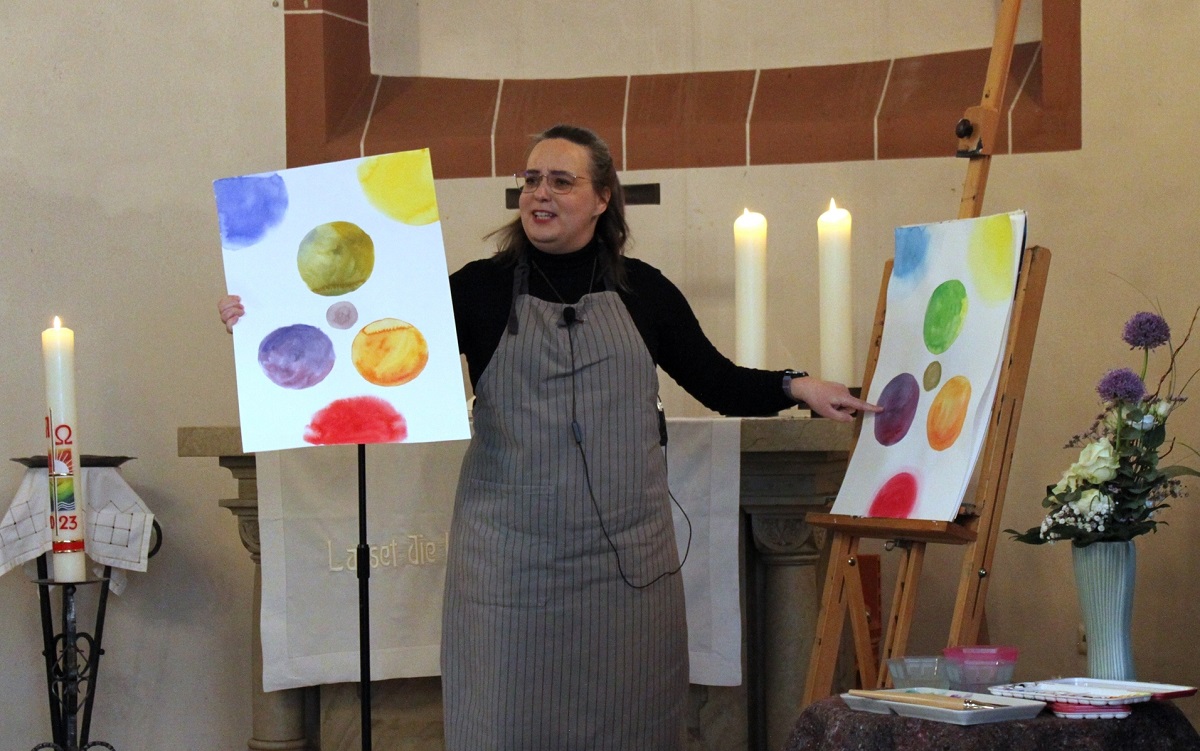 Ein kleiner Exkurs ber die Farbenlehre im Abschiedsgottesdienst von Pfarrerin Perlt. (Foto: Sabine Hammann-Gonschorek)