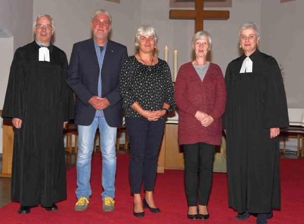 Pfarrer Peter Zahn (l.) 2018 als Vorsitzender des Ausschusses fr kumene, Eine Welt und Partnerschaftsarbeit gemeinsam mit und Superintendentin Pfarrerin Andrea Aufderheide (r.) (Foto: Erhard Wamuth)