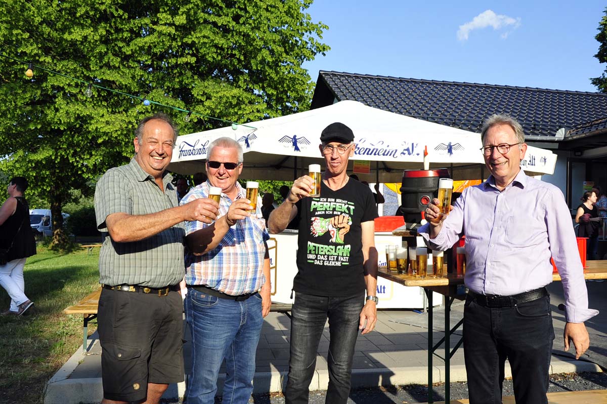 Dieter Reifenhuser, Michael Liedigk (2. v. re.) und Erwin Rddel (re.) stoen auf ein tolles Fest an. (Foto: kk)