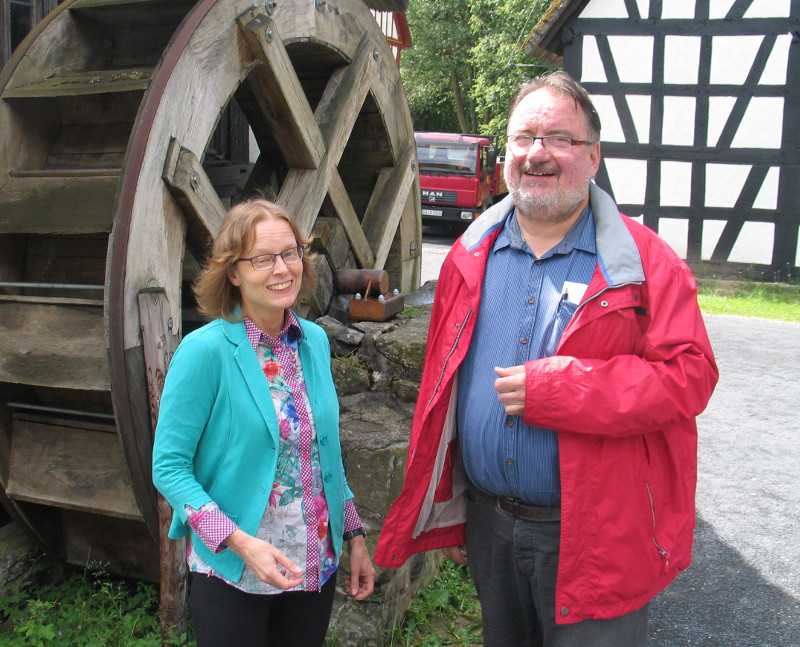 Neu in der Ev. Kirchengemeinde Betzdorf: Pfarrerin Anja Karthuser, hier mit ihrem Kollegen Heinz-Gnther Brinken beim Pfarrkonvent im Landschaftsmuseum. Fotos: Petra Stroh
