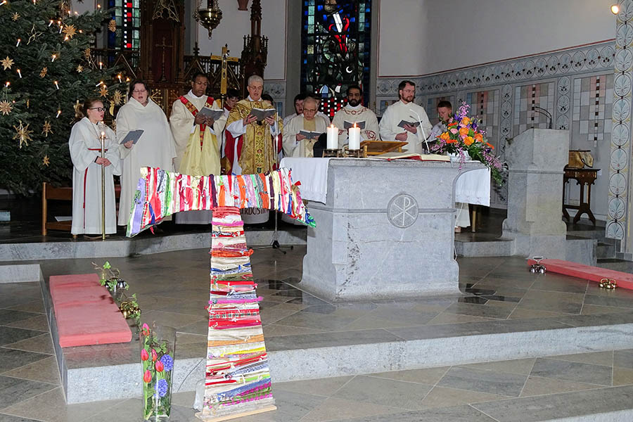 Im Mittelpunkt am Altar, das Franziskus-Kreuz. Fotos: Willi Simon