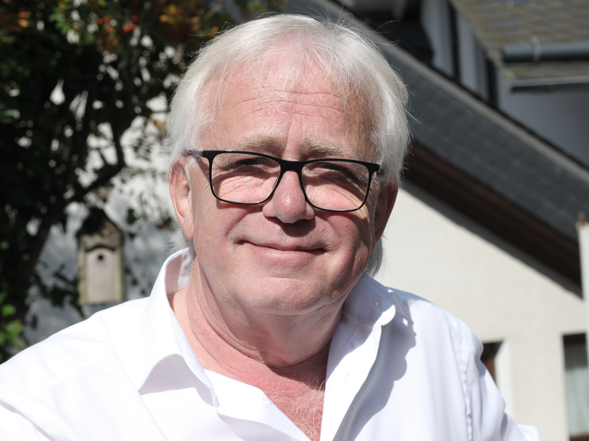 Pfarrer Christof Schmidt geht in den Ruhestand und nimmt Abschied von der Evangelischen Kirche in Unnau und der Schwedenhtte, in der zahlreiche Httenabende stattfanden. (Fotos: Sabine Hammann-Gonschorek)