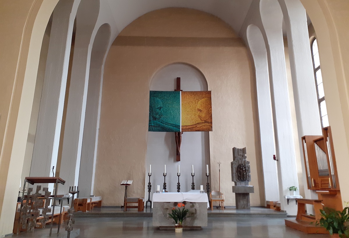 Die Pfarrkirche in Altenkirchen mit der aktuellen Darstellung des (Fasten-)Hungertuches (Foto: privat)