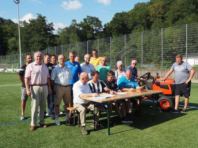 Brgermeister Kessler und die Vertreter der drei Fuballvereine unterzeichneten Vereinbarungen ber Pflege und Belegung des Kunstrasenplatzes in Sayn. Foto: privat