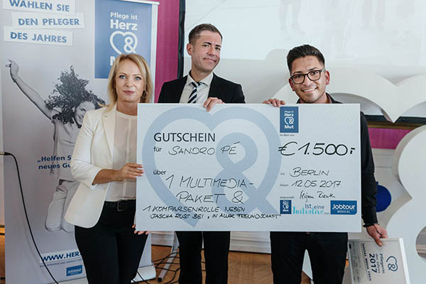 Preisinitiatorin Mirjam Rienth von Jobtour medical berreicht zusammen mit Bernd Kronauer den Sonderpreis an Sandro Pett (rechts). Foto: Veranstalter