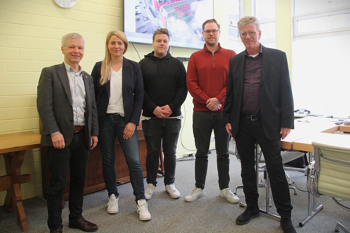 Brgermeister Otto Neuhoff mit Miriam Brackelsberg (Leiterin der Wirtschaftsfrderung der Stadt Bad Honnef), Jakob Berninger (Architekt und Geschftsfhrer von KrausArchitekten Kln), Remco Dirks (Bauleiter von KrausArchitekten Kln) und Alfred Schlzel (Geschftsfhrer von Piazza Verde Prima). Foto: Stadt Bad Honnef