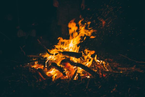 Feuer und Programm beim Lagerfeuerfest in Wlmersen