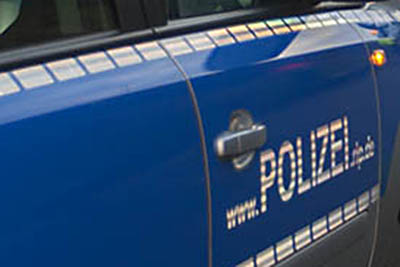 PKW-Fahrer hupt permanent Reiter an