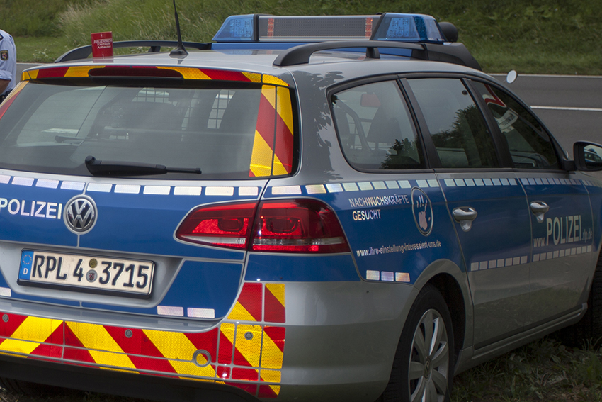 Mit gestohlenem Kennzeichen Unfall gebaut und abgehauen