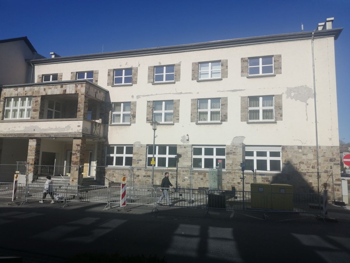 Auch die Fassade des Postgebudes in der Altenkirchener Bahnhofstrae erhlt noch ein neues Outfit. (Foto: Archiv vh)