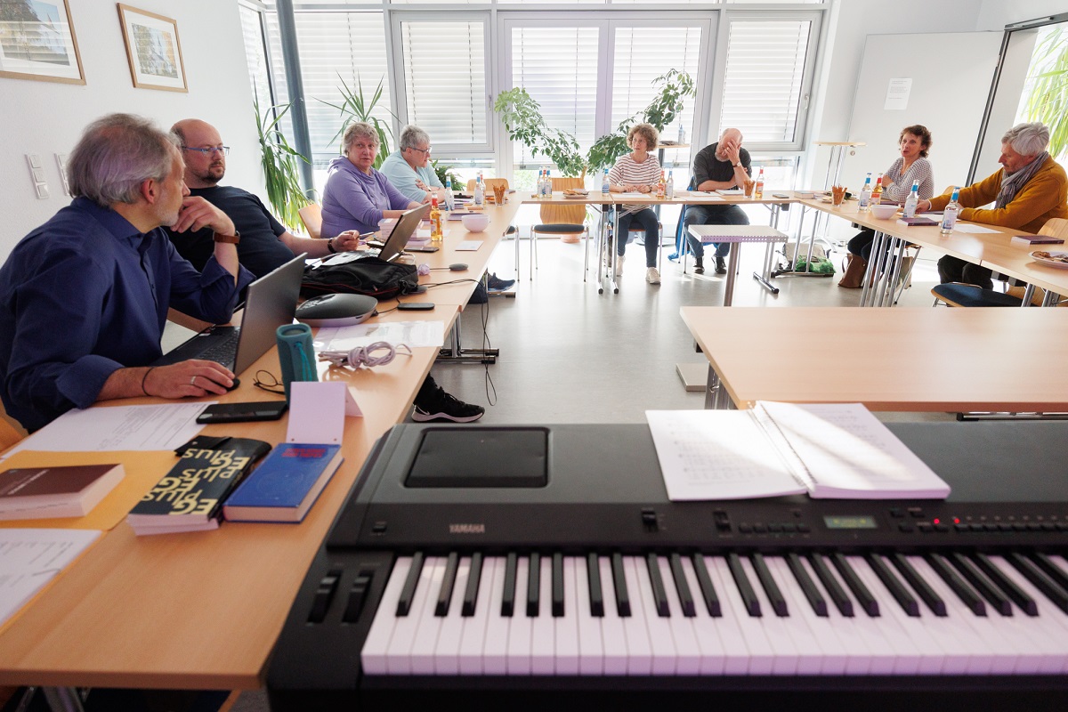 Die Prdikanten und Dekanatskantor Christoph Rethmeier (links) whrend seines Vortrags zum Thema Kirchenmusik. (Foto: Peter Bongard)