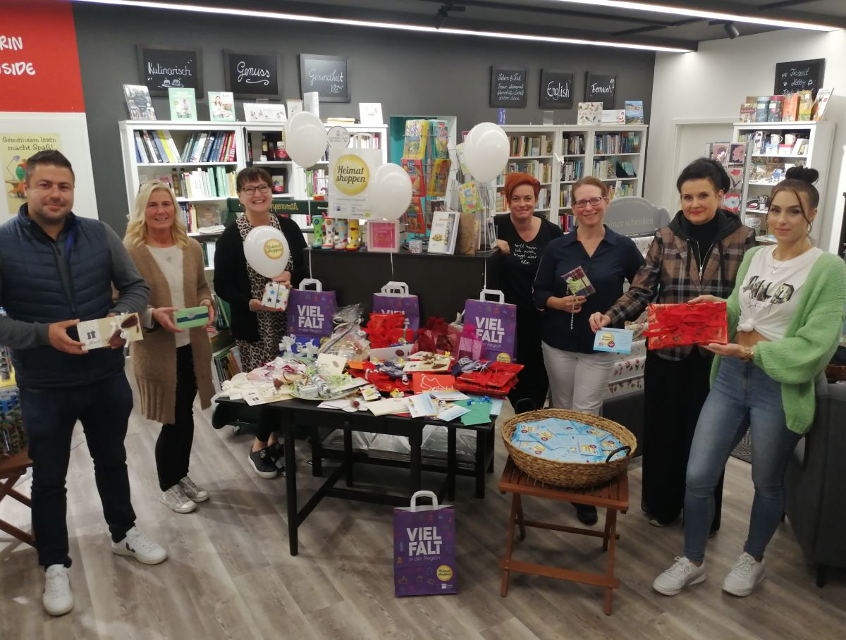 Ja, ist denn schon Weihnachten? Reich gedeckt war der Preisetisch vor der Verlosung in der Wller Buchhandlung in Altenkirchen. (Foto: vh)